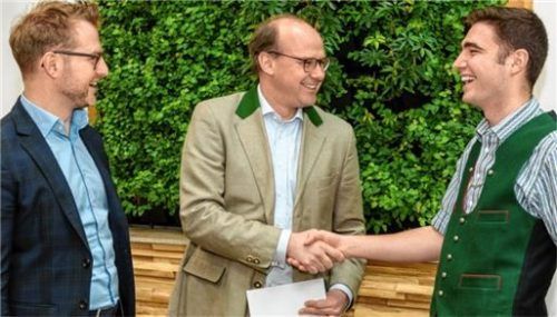 Simon Kurz (rechts) wird als landesbester Pharmakant von Jens Wucherpfennig, IHK Rosenheim, und Salus-Geschäftsführer Dr. Florian Block geehrt (von links). Foto RE