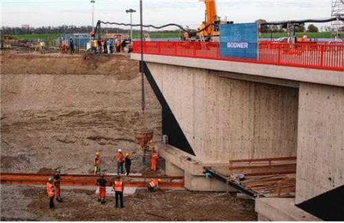 Sogar der Kostenplan wurde unterschritten: die neue Bahnbrücke in Klugham.Foto Kreibich