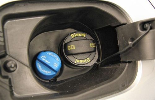 Spätestens mit Inkrafttreten von Euro 6d ist AdBlue bei den meisten Diesel-Pkw in einem eigenen Tank an Bord und muss regelmäßig nachgefüllt werden.Foto Pixabay/myshoun