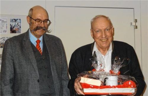 SPD-Vorsitzender Martin Rieder (links) ehrt Dr. Georg Schüller für 50 Jahre treue Mitgliedschaft.Foto re