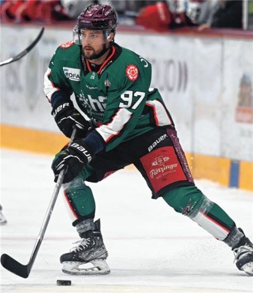 Starbulls-Stürmer Mike Glemser prallte beim Spiel in Riessersee mit dem Kopf in die Bande. Foto  Hans-Jürgen Ziegler