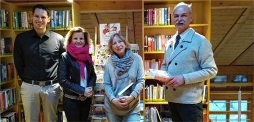 Stark beeindruckt vom Angebot zeigte sich jüngst auch Bundestagsmitglied Daniela Ludwig (Zweite von links) beim Besuch der Bücherei zusammen mit Pfarrverbands-Verwaltungsleiter Rudolf Hitzler (links), Büchereileiterin Roswitha Mickal und Pfarrer Helmut Kraus. Foto Stuffer-Chunphetch