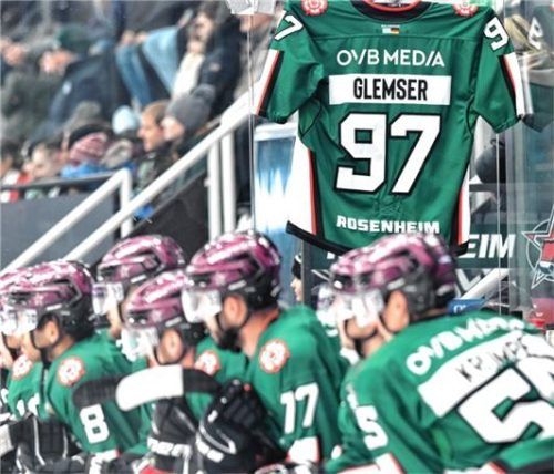 Starke Geste: Das Trikot von Mike Glemser hing an der Rosenheimer Spielerbank.Foto Hans-Jürgen Ziegler