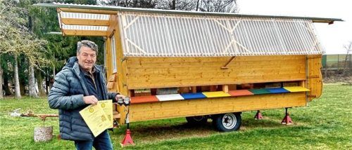 Stolz präsentiert Imker Johann Huber seine Urkunden, Medaillen und sein neues mobiles Bienenhaus. Foto hötzelsperger