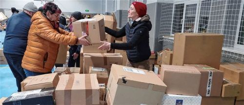 Tatkräftige Hilfe: Die Vorsitzende des Partnerschaftsvereins Volovec-Bad Endorf, Cornelia Graf, (links) und Dr. Michaela Fabri sortieren und verladen der Kisten voller Hilfsgüter. Foto Ammelburger