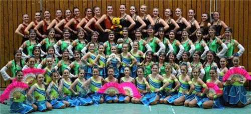 Taufkirchen ohne die Gardemädels? Undenkbar! Die drei Gardegruppen Dance Kidzzz, Crazy Girls und Fire Steps, in denen tanzfreudige Mädchen und junge Frauen im Alter von acht bis 25 Jahren ihr Können zeigen, gehören seit Jahren zum Aushängeschild der Gemeinde. Mit ihren schillernden Auftritten bereichern sie den traditionellen Schützen- und Feuerwehrball, den Weiberfasching und den Landjugendball. Mit ihrer großen Premiere in der Mehrzweckhalle im Januar versprühten sie Freude und gute Laune, von der sich die Besucher gerne anstecken ließen. Foto Kutzner