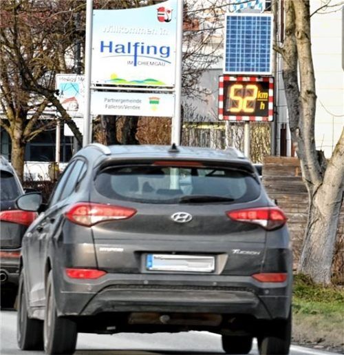Tempo 50: Im Gemeindegebiet Halfing gab es nur wenige Kraftfahrer, die zu schnell unterwegs waren. Foto Kirchner