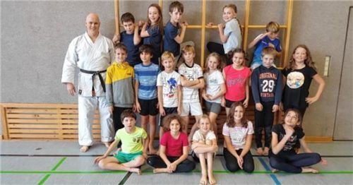 Trainer Wolfgang Pschichholz mit seinen Schülern.