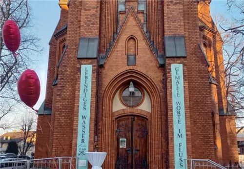 „Trauung to go“ gab es für sechs Paare in der Erlöserkirche in Rosenheim. Im Vorfeld gab es Kritik an der Aktion der evangelischen Kirche.Foto Wunsam