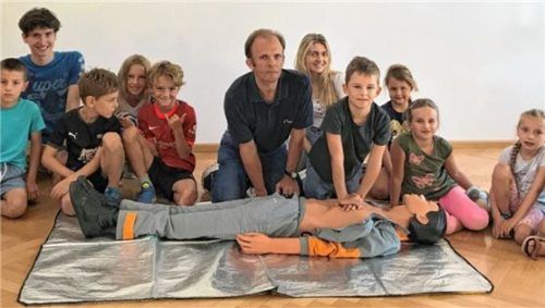 Über 160 Kinder nahmen am Ferienprogramm der Gemeinde teil. Unter anderem hatten 20 Mini-Retter zwischen vier und zehn Jahren die Möglichkeit, die verschiedenen Ersthelfermaßnahen kennenzulernen. Foto Martina Bühler-Karsubke