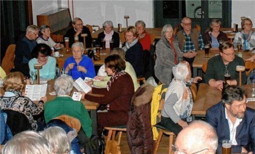Über betrügerische Anrufe informierte Seniorenbeauftragter Josef Gasteiger bei der Versammlung der Bürgerhilfe Audorf.Foto re
