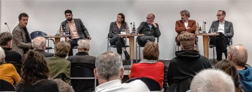 Über den möglichen Beitritt zum MVV diskutierten die Sprecher von vier Stadtratsfraktionen (von links) Abuzar Erdogan (SPD), Sonja Gintenreiter (Grüne), Herbert Borrmann (CSU), Robert Multrus (Freie Wähler/UP) sowie Dr. Bernd Rosenbusch, Geschäftsführer des MVV. Moderiert wurde der Abend von Florian Schrei (ganz links, stehend). Foto Johannes Thomae