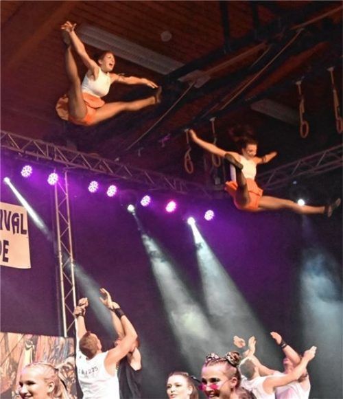 Überflieger: Die „Hurricanes“ bei ihrem Auftritt.