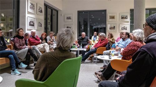 Um die einstigen Gastarbeiter, vor allem die türkischer Nationalität, ging es beim jüngsten Kolbermoorer Erzählcafé. Bülent Tirmik (Dritter von rechts) konnte aus eigenen Erlebnissen und denen seiner Eltern berichten. Foto Thomae