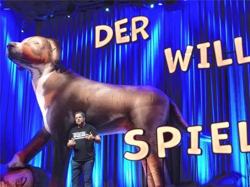 Unter dem Motto „Der will nur spielen“ gab der Hundetrainer Martin Rütter so manche humorvolle Anekdote aus seinem Alltag zum Besten. Foto Karin Wunsam