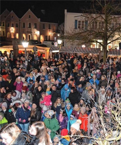 Unzählige Besucher kamen zum Buchbacher Christkindlmarkt auf den historischen Marktplatz. Foto ram
