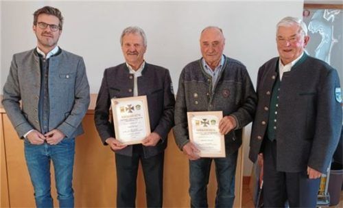 Urkunden für langjährige Mitgliedschaft: (von links) Bürgermeister Karl Mair mit den Geehrten Alois Scharl und Heinrich Resch sowie dem Vorsitzenden Werner Fritz. Foto re