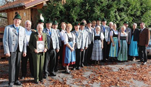 Viele langjährige Mitglieder wurden von den beiden Vorsitzenden geehrt: (von rechts) Zweiter Vorsitzender Ludwig Estner, die Geehrten Lorenz Hörterer, Josef Staßwender, Franz Wörndl, Hans Lorenz, Peter Wannersdorfer, Irmengard Reichl, Margarete Wannersdorfer, Hans Wannersdorfer, Josef Reichl, Alexandra Zacher, Christian Glas, Beate Sommerfeld, Maria Englbrechtinger, Josef Plank, dazwischen Vorsitzender Sigi Hundhammer sowie die Geehrten Peter Leutner, Sybille Zangl, Anita Borgmann, Stefan Langl, Marianne Rott und Robert Westermeier.Foto  kirchner
