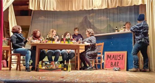 Viele lustige Einlagen gab es beim Weiberkranzl der Frauengemeinschaft Samerberg. Foto  hötzelsperger