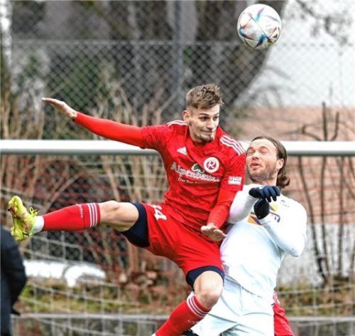 Voller Einsatz von Rosenheims Kai Polotzek (links) imDuell mit Traunsteins Mevlud Sherifi.Foto Hans-Jürgen Ziegler