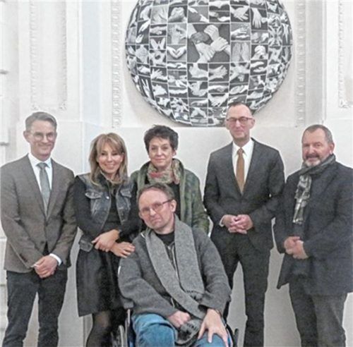 Vor dem Kunstwerk im Alten Schloss Schleißheim: (von links) Oberkonservator Dr. Thomas Schindler, die Priener Kuratorin Inge Fricke, Helga und Mathias Stampfl, Generaldirektor Dr. Frank Matthias Kammel und Priens Dritter Bürgermeister Martin Aufenanger.Foto Hötzelspergerl