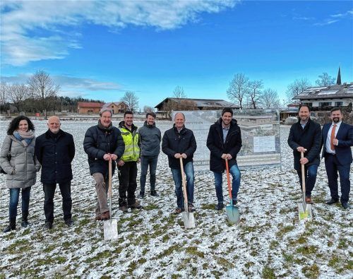 Vor einem knappen Jahr war Spatenstich. Damals mit dabei: Architektin Elisa Wimmer, Martin Wimmer und StefanInhauser, Geschäftsführer von ICC, Martin Straßer vom gleichnamigen Baggerbetrieb, Martin Zauner von Edeka, Markus Sollacher, künftiger Edeka-Marktbetreiber, Riederings Bürgermeister Christoph Vodermaier und stellvertretender Geschäftsleiter Johannes Lang. Jetzt steht der Bau vorerst still. Foto Kirchner