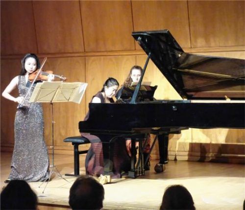 Vor zwei Wochen war die Geigerin Tamaki Kawakubo beim Meisterkonzert im Rosenheimer Kuko zu Gast, jetzt trat sie mit der Pianistin Yu Kosuge im Kurhaus auf. Foto füchtner