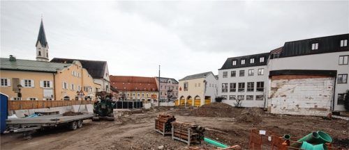 Wachsende Kraterlandschaft: Bald geht es auf den Baustellen zu den Projekten „Wohnen am Mühlbach“ und Lichtspielhaus bis zu 17 Meter in die Tiefe hinab. Foto Hadersbeck