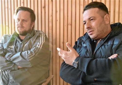 „Warum soll ich ein Abenteuer draußen suchen, wenn ich schon jemanden da habe?“ 1860 Rosenheims Fußballführung mit Abteilungsleiter Ömer Kaya (rechts) und dem sportlichen Leiter Andreas Kubik.Foto Hans-Jürgen Ziegler
