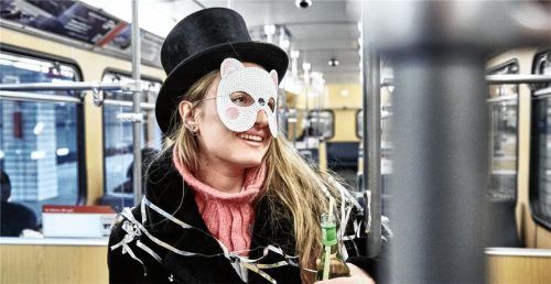 Wer im Fasching richtig feiern will, sollte besser auf die öffentlichen Verkehrsmittel umsteigen – so gelangt man sicher nach Hause. Foto Auto-Medienportal.Net/HUK-Coburg