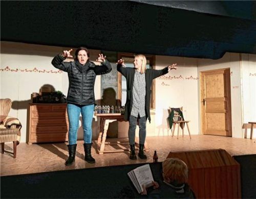 Wetterkapriolen: Die Hexen Claudia Hofmann und Lisa Maicher (rechts) lassen es auf der Bühne so richtig krachen, blitzen und donnern.Foto Heinz