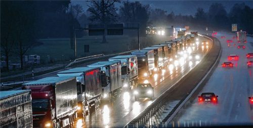 Winters wie sommers ein Ärgernis im Inntal und für die Autofahrer: Blockabfertigung an der Tiroler Grenze zu Bayern. Foto dpa