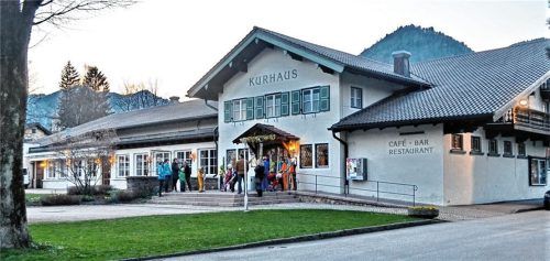 „Wird das Kurhaus erhalten, muss das Schwimmbad schließen“ – dieser Formel von Ruhpoldings Bürgermeister Justus Pfeifer (CSU) wollen sich viele nicht anschließen. „Es darf kein entweder – oder geben“, so die Bürgerinitiative rund um Peter Nawratil. Foto Karpf