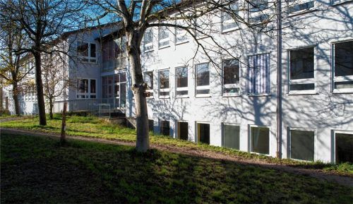 Wird doch nicht abgerissen, sondern kernsaniert: die alte Grundschule.