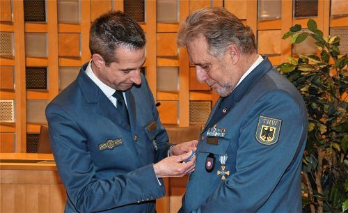 Bei der Ehrungsveranstaltung: Tilman Gold, Referatsleiter im THW-Landesverband Bayern, überreicht Günter Schübel das THW-Ehrenzeichen in Silber. Foto Schlecker
