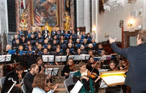 Zahlenmäßig stabil ist die Chorgemeinschaft, hier mit dem Orchester Prien. Foto Berger