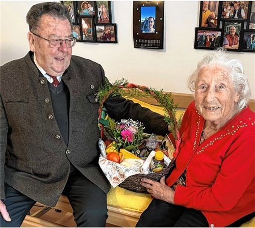 Zu den Gratulanten gehörte auch Anton Brenner, Zweiter Vorsitzender des Rauchclubs Kolbermoor (links), dem die Jubilarin schon seit vielen Jahre angehört.Fotos  re