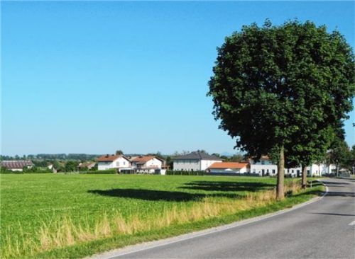 Zwischen Schechen und Hochstätt soll der neue Sportplatz mit Fußballfeldern und Vereinsheim entstehen. Foto  heinz