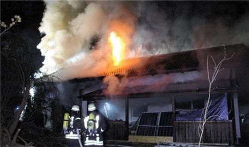 140 Einsatzkräfte verhinderten ein Übergreifen der Flammen auf Nachbargebäude.Fotos Barth