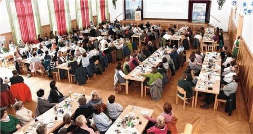 190 Landwirtinnen aus dem Chiemgau trafen sich in Bergen zum traditionellen Bäuerinnen-Kranzl, um sich über die Marktlage und die Situation der Molkereigenossenschaft Berchtesgadener Land zu informieren. Foto re