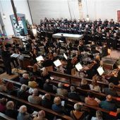 Matthäus-Passion mit mächtigen Stimmen und großem Chor