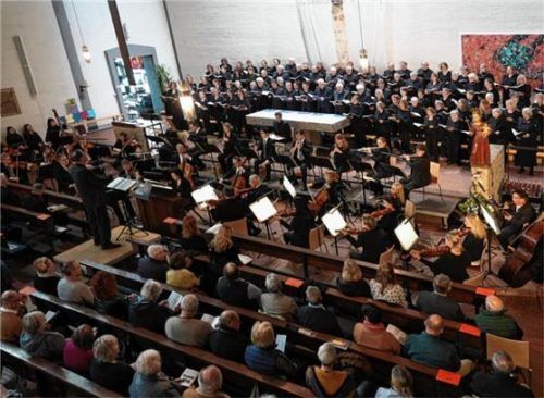 350 Besucher verfolgten die dreistündige Aufführung in Sankt Georg. Foto re