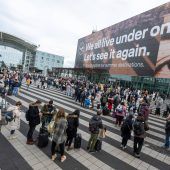 Lange Schlange am Flughafen