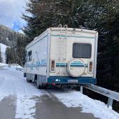 Mit Campingbus von Straße gerutscht