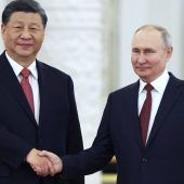 Ein Handschlag und eine Gegeneinladung