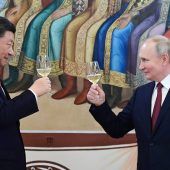 Ein Handschlag und eine Gegeneinladung