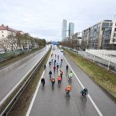 Polizei sperrt A9 für Klimaprotest