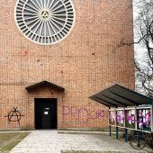 Schwabinger Kirche beschmiert Autofahrer kracht in Ampel Goetheplatz: Frau sexuell belästigt Raubversuch endet in der Haftzelle