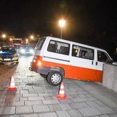 Söder warnt vor Wasser-Konflikten 200-Kilo-Schild fällt fast auf Autofahrer Kleinbus durchbricht „Steinerne Brücke“ Arbeiter sitzen auf Hebebühne fest