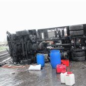 Autotransporter auf schneebedeckter Fahrbahn am Bernauer Berg verunglückt